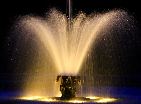 'Springbrunnen  bei Nacht' in Grossansicht